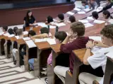 Varios alumnos antes de comenzar uno de los exámenes de las pruebas de acceso a la universidad 2023 en la Facultad de Farmacia de la Universidad Complutense de Madrid (UCM).