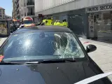 Un coche colisiona contra un taxi, invade la acera y arrolla a tres personas junto al mercado de Barceló de Madrid, el 15 de junio de 2023.