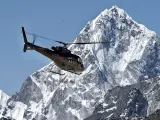 El helicóptero, luchando contra los elementos en pleno Himalaya.