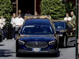 El coche fúnebre transporta el ataúd del exprimer ministro italiano hacia el templo crematorio Panta Rei, donde quedará a la espera de ser incinerado