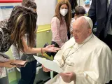 El papa Francisco visita este jueves el departamento de oncología y neurocirugía pediátrica del hospital Gemelli de Roma, donde ha sido operado de una hernia abdominal, el 15 de junio de 2023.