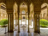 Situados en dos colinas adyacentes, el Albaicín y la Alhambra forman el núcleo medieval de Granada que domina la ciudad moderna. En la parte este de la fortaleza y residencia real de la Alhambra se hallan los maravillosos jardines del Generalife. El barrio del Albaicín conserva un rico conjunto de construcciones hispanomusulmanas.