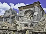 Cuna de Santa Teresa de Jesús, esta “ciudad de santos y piedras” fue fundada en el siglo XI para proteger los territorios castellanos contra los musulmanes. Sus murallas, con 82 torres semicirculares y nueve puertas monumentales, son las más completas de España.