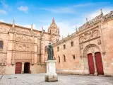 Salamanca fue conquistada por los cartagineses en el siglo III a.C. y luego fue ciudad romana. Posteriormente, estuvo bajo el poder de los musulmanes hasta el siglo XI. El apogeo de su universidad, una de las más antiguas Europa, coincidió con la edad de oro de la ciudad. En su centro histórico destaca la imponente Plaza Mayor.