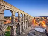 Edificado probablemente hacia el año 50 d.C., el acueducto romano de Segovia se conserva excepcionalmente intacto. Esta imponente construcción de doble arcada se inserta en el marco magnífico de la ciudad histórica, donde se pueden admirar otros soberbios monumentos como el Alcázar y la catedral gótica del siglo XVI.