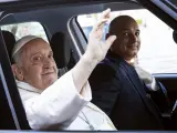 El papa saliendo del hospital, tras la operación de hernia