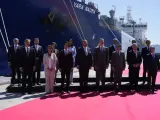 Los reyes de España y Países Bajos, junto a la vicepresidenta tercera y el presidente de la Junta en la visita a la planta de Cepsa en Algeciras