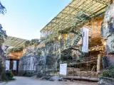 Las cuevas de la Sierra de Atapuerca, en Burgos, contienen numerosos vestigios fósiles de los primeros seres humanos que se asentaron en Europa, desde hace casi un millón de años. Su estudio científico proporciona información inestimable sobre el aspecto y el modo de vida de los antepasados remotos de nuestra especie.
