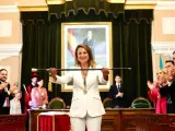 Begoña Carrasco (PP) posa con la vara de mando tras convertirse en alcaldesa de Castellón.