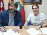 El portavoz de Vox, Víctor Manuel Acosta, firma el pacto con Judith Piquet para apoyarla como alcaldesa