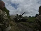Tropas ucranianas avanzan con un tanque cerca de Bajmut.