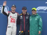 Verstappen celebra la pole acompa&ntilde;ado de Hulkenberg y Alonso.