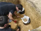 Arqueólogos de la Universidad del País Vasco (UPV/EHU), junto a miembros de Edestiaurre Arkeologia Elkartea, estudian una excavación en Barrika (Bizkaia).