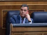El presidente del Gobierno, Pedro Sánchez, habla por el teléfono, en una sesión extraordinaria en el Congreso de los Diputados.
