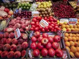 Imagen de archivo de un puesto de frutas y verduras en un mercado madrileño.