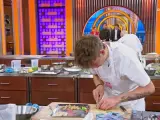 Alex cocina de espaldas al chef, en 'MasterChef'.
