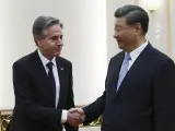El secretario de Estado estadounidense Antony Blinken estrecha la mano del presidente chino Xi Jinping.
