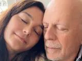 Emma Heming y Bruce Willis, en una imagen subida por la modelo a Instagram.