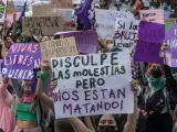 Foto de una manifestación feminista, publicada por Irene Montero en un tuit sin más acompañamiento que la imagen, tras ser criticada por Pedro Sánchez.