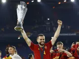 Nacho levanta el trofeo conquistado por España