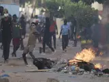 Un manifestante lanza una piedra a la polic&iacute;a durante una protesta en un barrio de Dakar, Senegal, el s&aacute;bado 3 de junio de 2023.