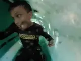 Un usuario de un parque de atracciones acuático de Malasia se ha hecho viral después de quedar atrapado en el túnel de un tobogán, en una experiencia que grabó gracias a una cámara de 360º que llevaba consigo.
