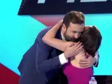 Antonio Castelo abraza a Marta Flich en 'Todo es mentira'.