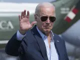El presidente Joe Biden saluda mientras se dirige a bordo del Air Force One en la Base Aérea de Dover, Delaware, el lunes 19 de junio de 2023, mientras se dirige a California. Biden está intensificando sus esfuerzos de reelección esta semana con cuatro actos de recaudación de fondos en la zona de San Francisco