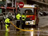 Bomberos evacúan una balsa de agua. Se activa el Plan Especial de Protección Civil ante el riesgo de inundaciones en la Comunidad de Madrid (INUNCAM)