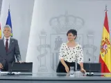El ministro del Interior, Fernando Grande-Marlaska, y la portavoz del Gobierno y ministra de Política Territorial, Isabel Rodríguez, a su llegada a una rueda de prensa posterior al Consejo de Ministros.