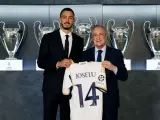 Joselu posa junto a Florentino Pérez con su nueva camiseta.