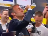Macron bebiendo una cerveza de un trago en una celebración de rugby.