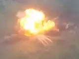 Rusia ha comenzado a desarrollar una nueva táctica como respuesta a la contraofensiva ucraniana. Estos novedosos ataques consisten en hacer estallar tanques llenos de explosivos en las trincheras de los soldados ucranianos, generando enormes bolas de fuego.