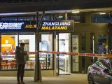 Varias personas han resultado heridas de gravedad después de que un hombre de 24 años atacara con un hacha a clientes de tres restaurantes cercanos en Albany, en el norte de Auckland, Nueva Zelanda.