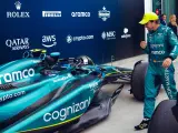 Alonso mira con amor su AMR23 después de acaba segundo en Canadá.