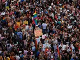 Asistentes disfrutan en la manifestación por el Orgullo LGTBIQ+, a 9 de julio de 2022, en Madrid (España).