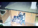 Detenido un varón por lanzar una televisión, una bombona de butano y un cazo con agua hirviendo y lejía a la Guardia Civil