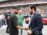 Neymar y Ben Sulayem se saludan durante la previa del Gran Premio de España.