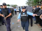 Policías vigilan el penal donde al menos 41 personas fallecieron y otras siete resultaron heridas en una reyerta y un incendio registrados en el Centro Femenino de Adaptación Social (Cefas) cerca de la capital de Honduras