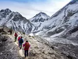 Senderistas caminando hacia un campamento base del Everest.