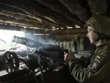 Un militar ucraniano dispara hacia las posiciones rusas en la línea del frente de Donetsk.