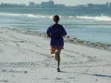 Ya sea por la calle, por el campo, por el parque e incluso por la playa, correr es un ejercicio muy sencillo y en verano puedes aprovechar que hay más horas de sol. Eso sí, evita los momentos del día en los que el calor es intenso.
