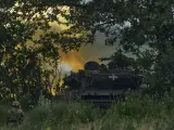 Un tanque ucraniano dispara hacia posiciones rusas en la línea del frente de Bajmut, región de Donetsk.