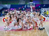 La selección española femenina de baloncesto, unida en la celebración de su sexta final continental.
