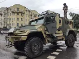 Un militar se sitúa sobre un vehículo blindado del Grupo Wagner, mientras vigila una calle de Rostov.