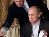 Imagen de archivo de Yevgeny Prigozhin sirviendo un plato de comida al presidente ruso, Vladimir Putin, en el restaurante del ahora líder del Grupo Wagner.