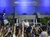 El líder de Nueva Democracia, Kyriakos Mitsotakis, celebra con sus simpatizantes la mayoría absoluta en las elecciones griegas.