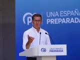 El presidente del Partido Popular, Alberto Núñez Feijóo, interviene en un acto con militantes del PP.