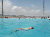 Una niña se baña en la piscina del CEM Bernat Picornell.