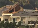 Daños en una casa tras el paso de un tornado este domingo en Indiana, EEUU.